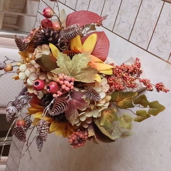 Harvest faux Floral display in "urn", Beautiful Autum colors by Valeri/Qvc, New - Picture 7 of 9